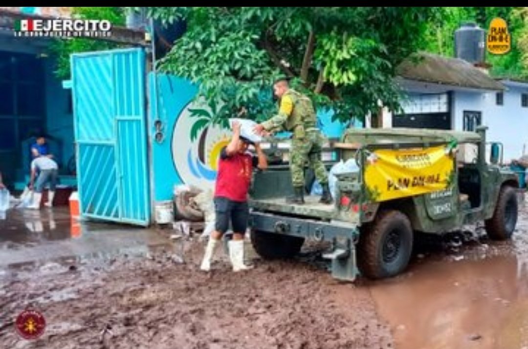 cesargutipri's tweet photo. Mi reconocimiento al personal de @SEDENAmx y @SEMAR_mx que siempre están listos para proteger a nuestra gente, nuestro pueblo, siempre criticados pero jamás igualados.
Ojalá tanto opinólogo hiciera lo mismo porque es tan fácil decir mierda desde la comida de su casa detrás de un celular.