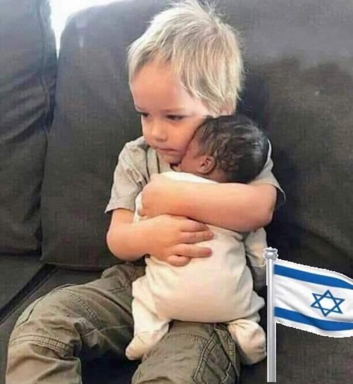 plexaleOK's tweet photo. Esta es la imagen de la crueldad del enemigo. 
Los padres han sido asesinados. 
El hermano mayor/pequeño sigue cuidando al recién nacido. 
Hashem; Abrázalos...! 🙏🏻 https://t.co/Ndgch4AC0M