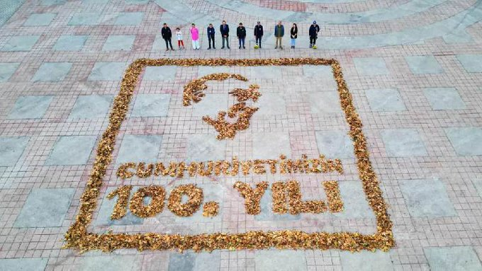 Ordu'nun Fatsa Belediyesi'nde görevli temizlik işçileri, dökülen yapraklardan Atatürk silüeti oluşturup, altında da 'Cumhuriyetimizin 100. yılı' yazdı.