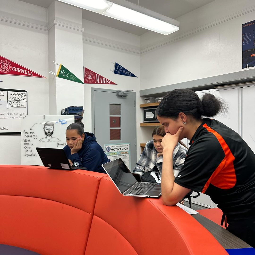 PeerForward's tweet image. It's #ForwardThinkerFriday! This week, our Forward Thinkers are ALL of our #PeerLeaders! We want to commend every team for making such great strides with Campaign Apply. We have seen Common App workshops, college fairs, application parties, college essay workshops, and more!