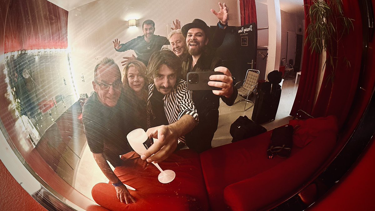 Last show of the French tour done. Had a brilliant time with this lovely lot. Night off tonight then onward to St Davids tmrw…followed by a mini Holland tour….before the full band hit Australia in Nov 🤘💙