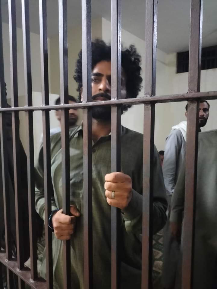 فرید بلوچ منظر عام پر آگئے، ماڈل ٹاؤن تھانے میں موجود ہیں۔ تاہم ان کے ساتھیوں کا کہنا ہے کہ انہیں ایف آئی آر کی کاپی نہیں دی جارہی۔
#EndEnforcedDisappearances
<a href="/a_siab/">Afrasiab Khattak</a> <a href="/HamidMirPAK/">Hamid Mir حامد میر</a> <a href="/asmashirazi/">Asma Shirazi</a>