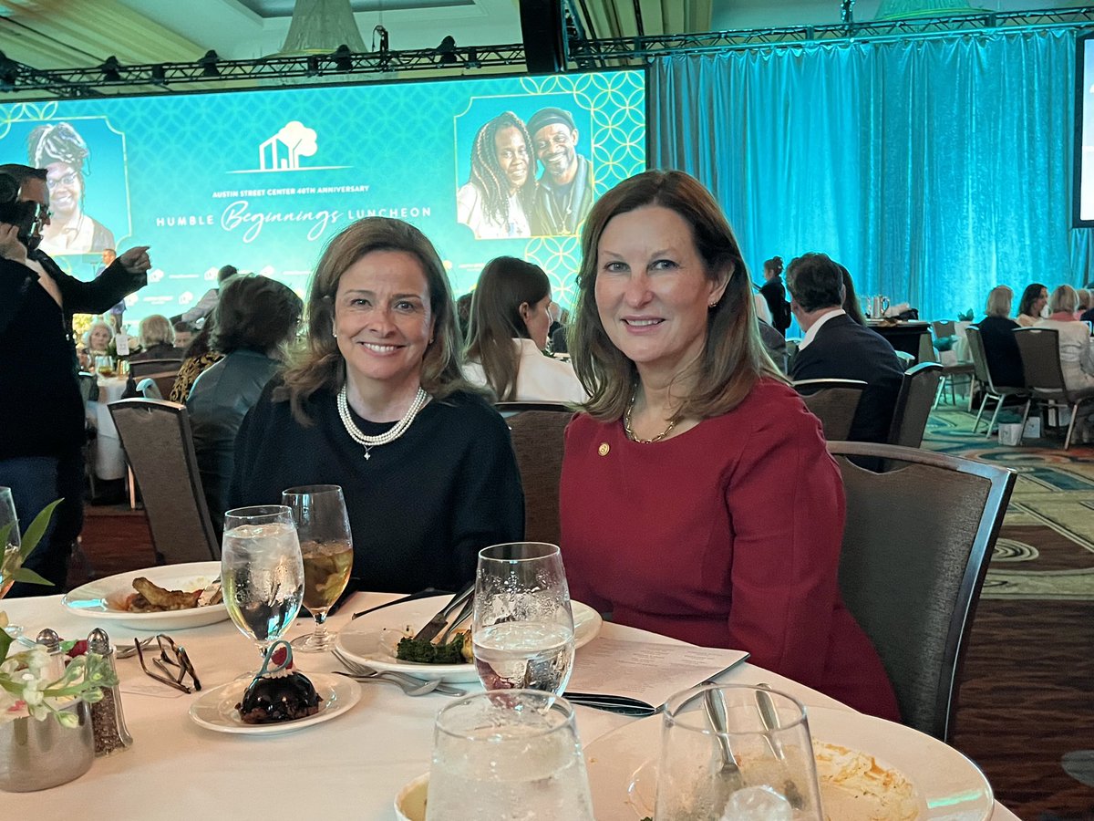 Supporting @AustinStreetCtr at Humble Beginnings Luncheon with @GayDWillis13 and @Jayniefordallas (photo credit to JS). Support orgs that support our unsheltered