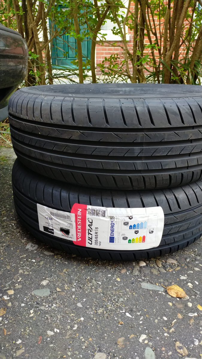 SacharkoBroere's tweet photo. Nieuw rubber voor de #380sl Van Kumho naar Vredestein. https://t.co/vf9OLEwZ1B