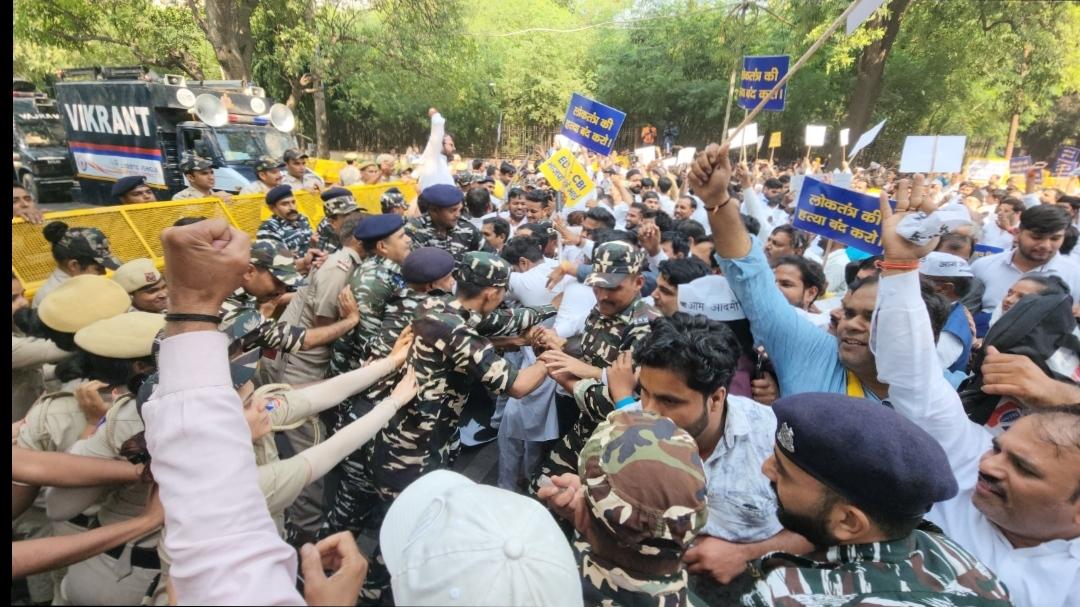 DeeptiVermaAAP's tweet photo. सांसद Sanjay Singh  जी की गिरफ्तारी के विरोध में दिल्ली की सड़को पर AAP उत्तर प्रदेश के साथियों के साथ हल्ला बोल🔥 https://t.co/ullJBMs6Ad