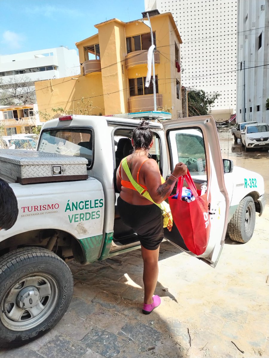 SECTUR_mx's tweet photo. A todos los turistas en #Acapulco, #Guerrero interesados en utilizar el puente aéreo que implementó el día de hoy el Gobierno Federal @GobiernoMX. El equipo de @AngelesVerdesMX brinda apoyo de traslado de los hoteles al aeropuerto. 💚🙌

#UnÁngelTeAcompaña #AcapulcoOtis https://t.co/2gMwp1G4QQ