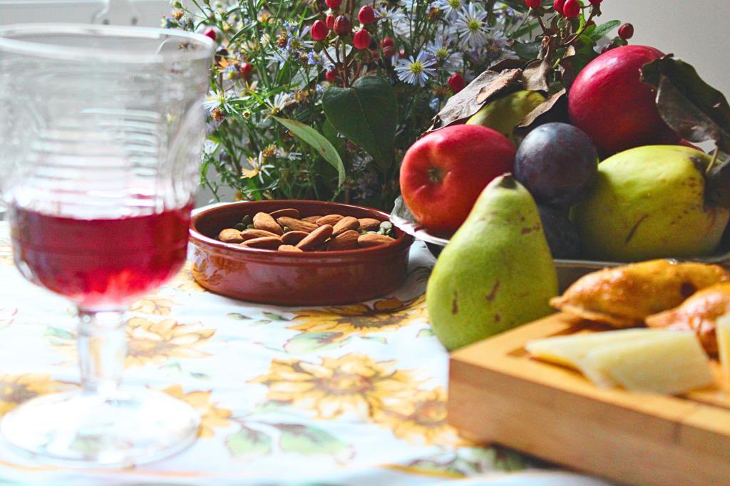 MoldovanWine's tweet photo. Moldovan fruits conquer consumers’ hearts❤️Happy to see #Moldovan Plums at a local market 🤩Juicy, sweet and tasty. We really enjoyed the home taste. Plum notes in red #wines, gently crafted, are flavoursome, rich and perfect to be enjoyed in the company of loved ones😍
#redwine https://t.co/r2fwIIrrXS