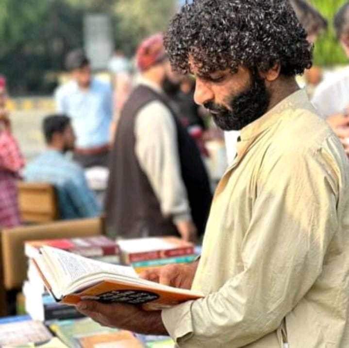 Sheeraz39257168's tweet photo. یہ ایک بلوچ ہے 
یہ کتابیں  پڑھتا ہے 
درسگاہ  جاتا ہے
امن کی بات کرتا ہے 
اسے اٹھالو 
یہ مجرم ہے 
کیونکہ 
یہ ایک بلوچ ہے
#savebalochstudentds
#SavefareedBaloch https://t.co/hGZat2mMor