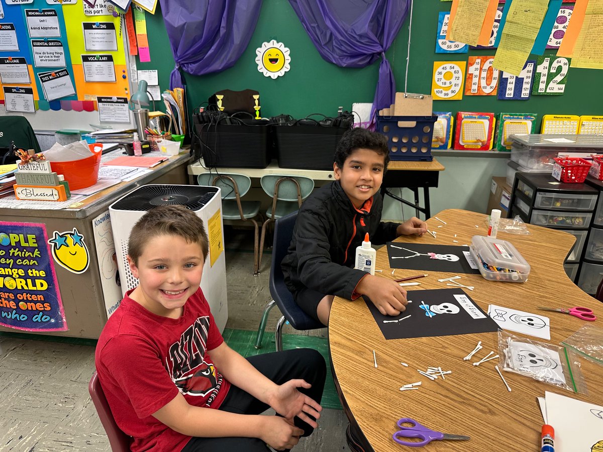 nicmcg_18's tweet image. Having fun w Mrs. Kranz’s class 👌🏻💀 #crafting #fun #buddyclass #school18 #indianaavenue