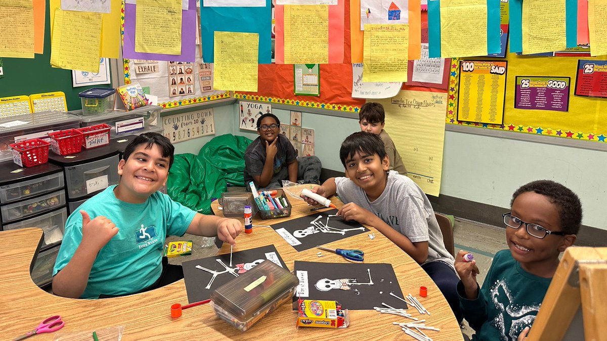 nicmcg_18's tweet image. Having fun w Mrs. Kranz’s class 👌🏻💀 #crafting #fun #buddyclass #school18 #indianaavenue