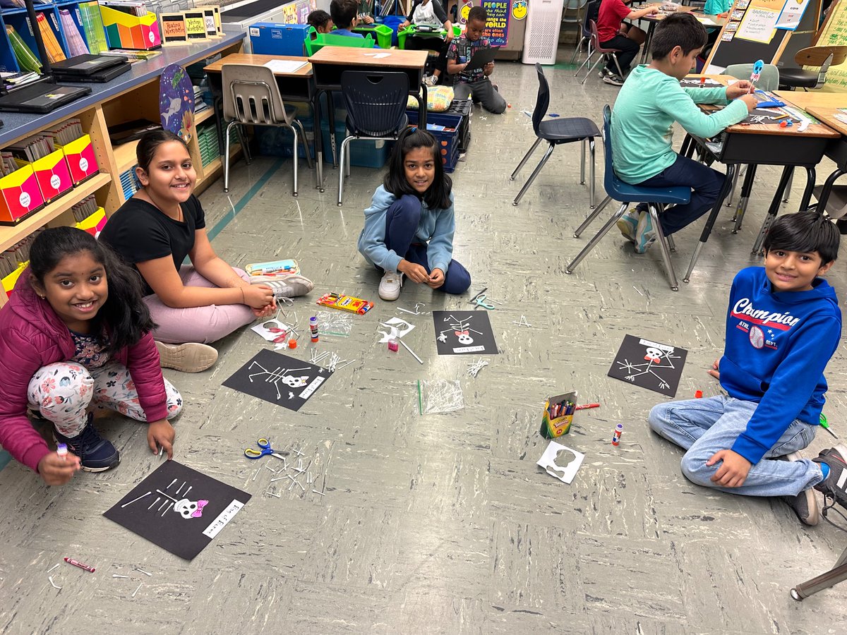 nicmcg_18's tweet image. Having fun w Mrs. Kranz’s class 👌🏻💀 #crafting #fun #buddyclass #school18 #indianaavenue