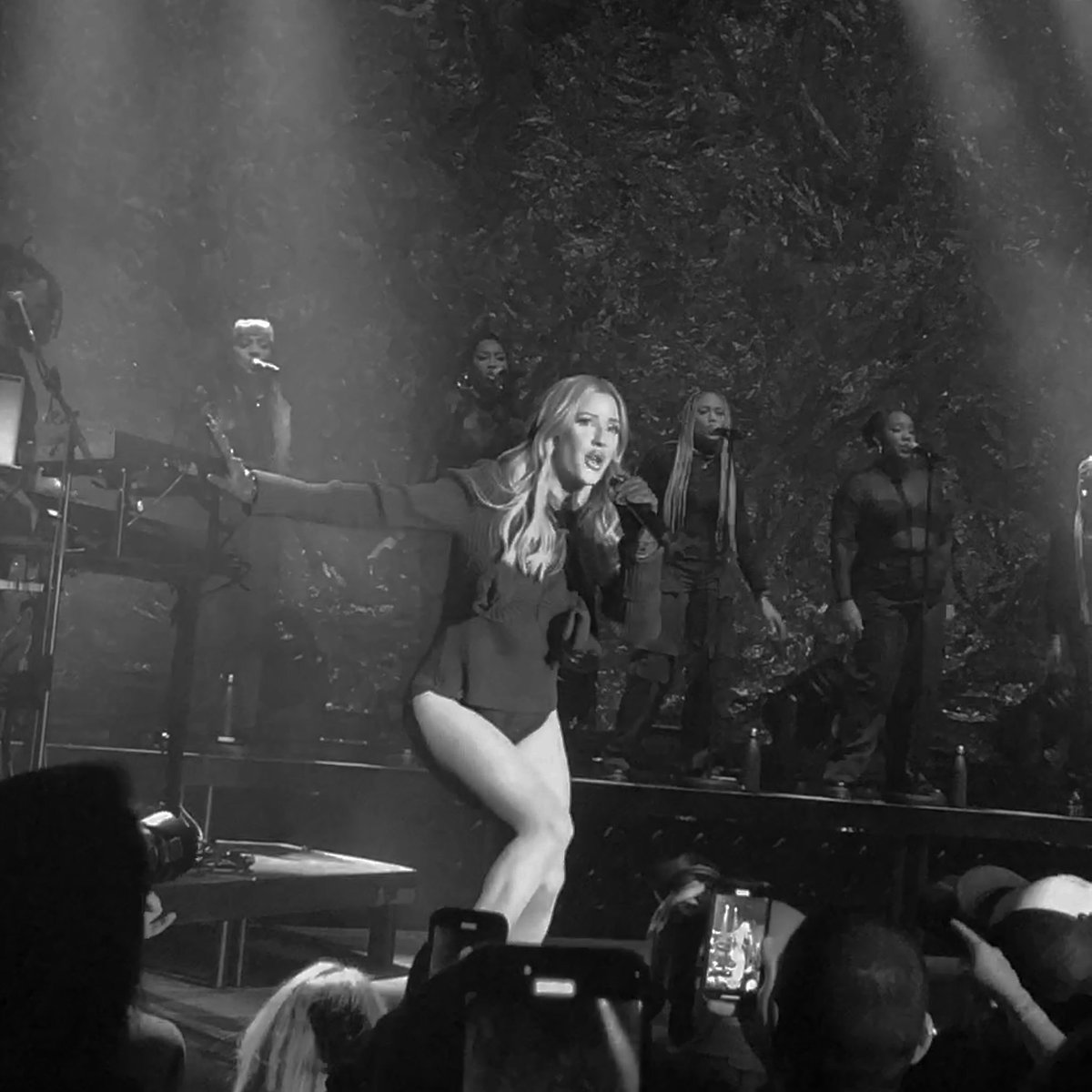 itsjasmania's tweet photo. @elliegoulding iconic ✨ https://t.co/fwDw7yh71V