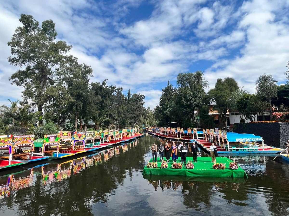 Por su belleza natural incomparable, su riqueza cultural y todas sus hermosas tradiciones, nuestro #Xochimilco fue nombrado #BarrioMágico. 

Recibimos el pergamino que declara a esta demarcación como parte de los lugares con mayor afluencia turística lleno de cultura y tradición