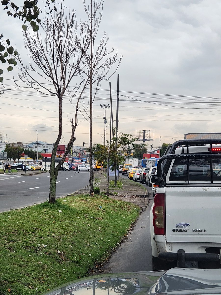 kacecame's tweet photo. Caos en el tráfico de Quito, sin semáforos y los señores de la @TransitoQuito nada que aparecen. Señor alcalde @pabelml presione a sus agentes metropolitanos. https://t.co/GayV53sVKF