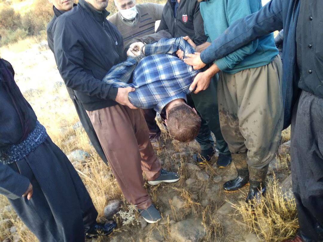 Kolbarnews_En's tweet photo. #Iran #Kurdistan
❗️A gruesome image emerged of the moment the body of "#Idris_PourSadeqi," a resident of #Marivan, was #killed by the #forces of the #Islamic #Republic.
"Idris PourSadeqi," son of #Abdulah, from the village of "Naneh" in the outskirts of #Marivan, was shot dead by security forces, and his body, with hands tied, was found in the Gerdalan River of Marivan by the local people.
#Kolbarnews
#JinaAmini
#MahsaAmini
#protest