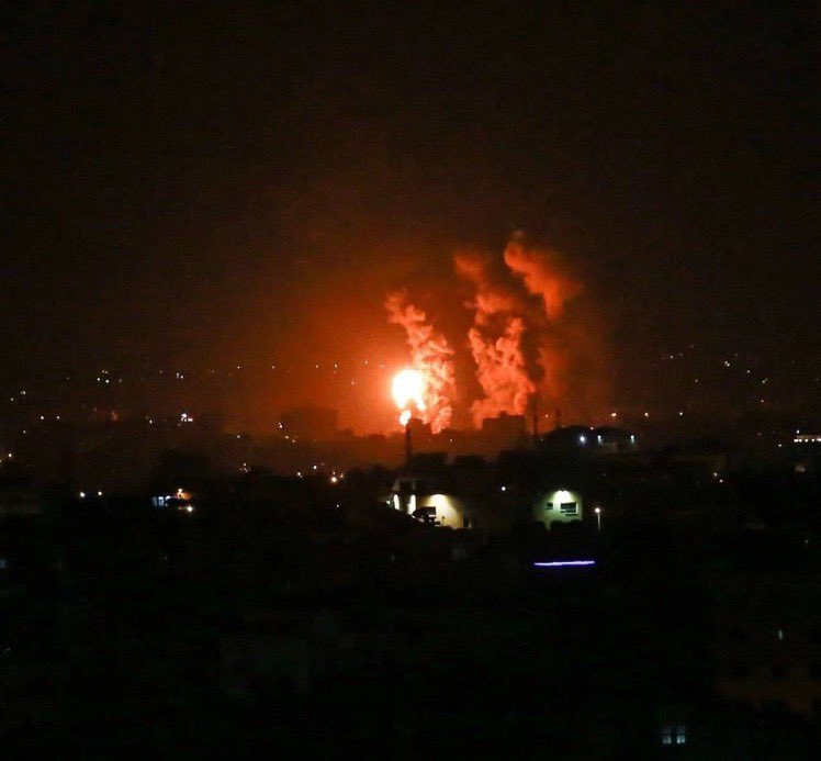 idizerhan's tweet photo. Filistin Kızılayı:

“Gazze ile iletişim tamamen kesildi.”

İsrail büyük bir hava saldırısına girişti. 2.3 milyon insanın yaşadığı Gazze şu an uçaklarla yerle bir ediliyor.

Bir şey yapamadık, yok olmalarını izleyeceğiz. Bu utancı bir ömür taşıyacağız.  #takeactionforgaza https://t.co/XVtGIzj7w9