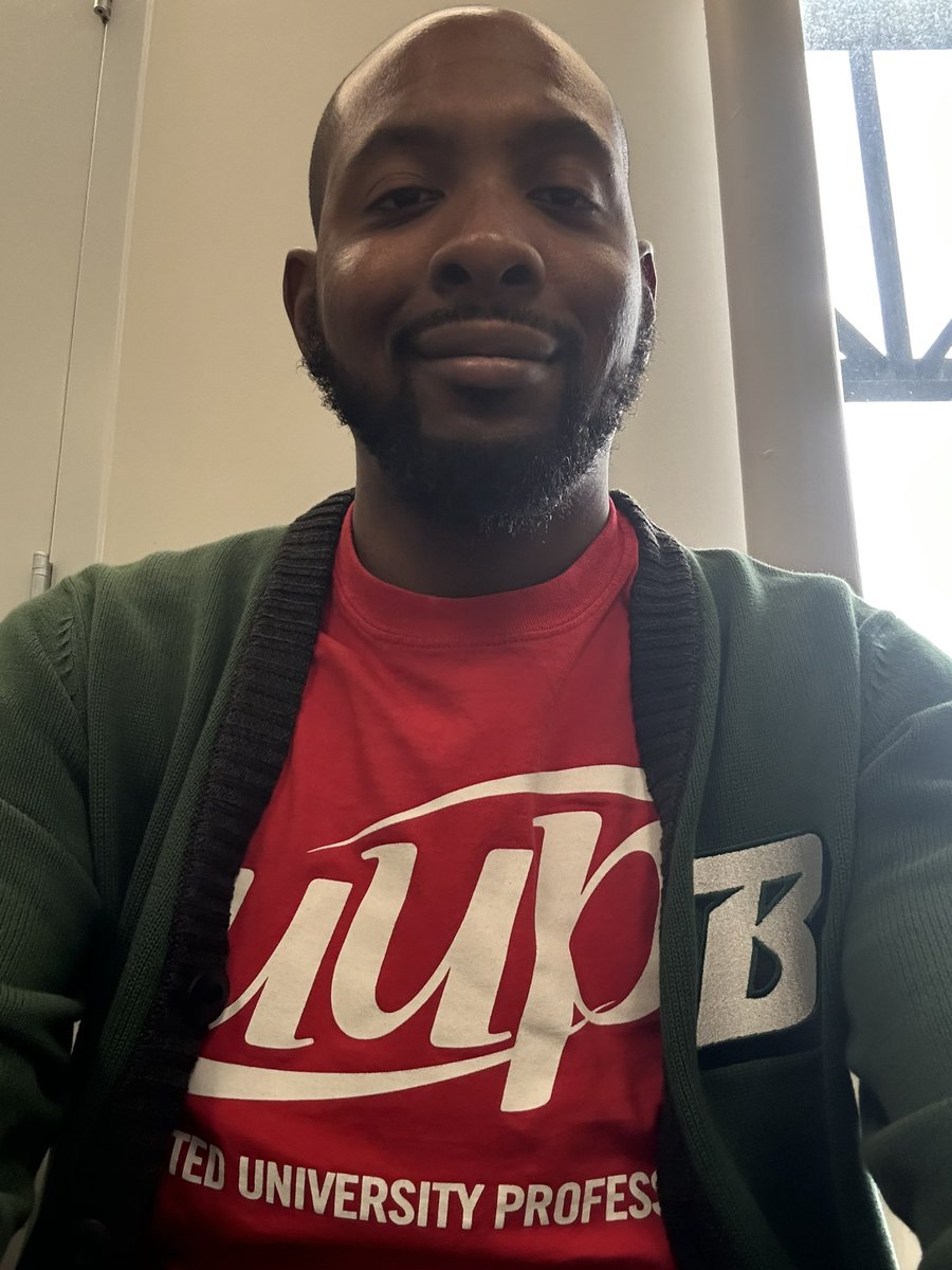 amathis87's tweet photo. I couldn’t be with my colleagues at BU today for the group photo. But I could not miss the opportunity to show my support for my colleagues of SUNY Potsdam. @uupinfo #StandWithPotsdam #SolidarityForever https://t.co/3SQvUF4FBr