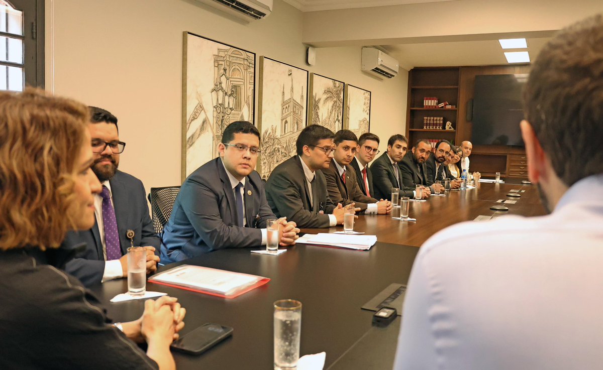 PresidenciaPy's tweet photo. Por instrucciones del presidente @SantiPenap la jefa de gabinete, Lea Giménez y el asesor jurídico de la presidencia, Roberto Moreno, recibieron a representantes de funcionarios desvinculados de la Itaipú para establecer un canal de diálogo permanente. 
#GobiernoDelParaguay https://t.co/pMFJKcC41u