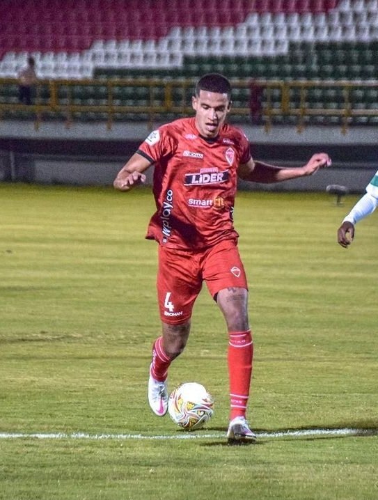 ANDRÉS ALARCÓN (22)

Pos: Volante Mixto

A parte de ser rico técnicamente, es un jugador que marca y marca bien. Es fuerte en defensa y tiene una gran ventaja en el juego aéreo (mide 1.92).

Actualmente está jugando Panamericanos con la <a href="/FCFSeleccionCol/">Selección Colombia</a> 

Sigo...⚽️🧵💥