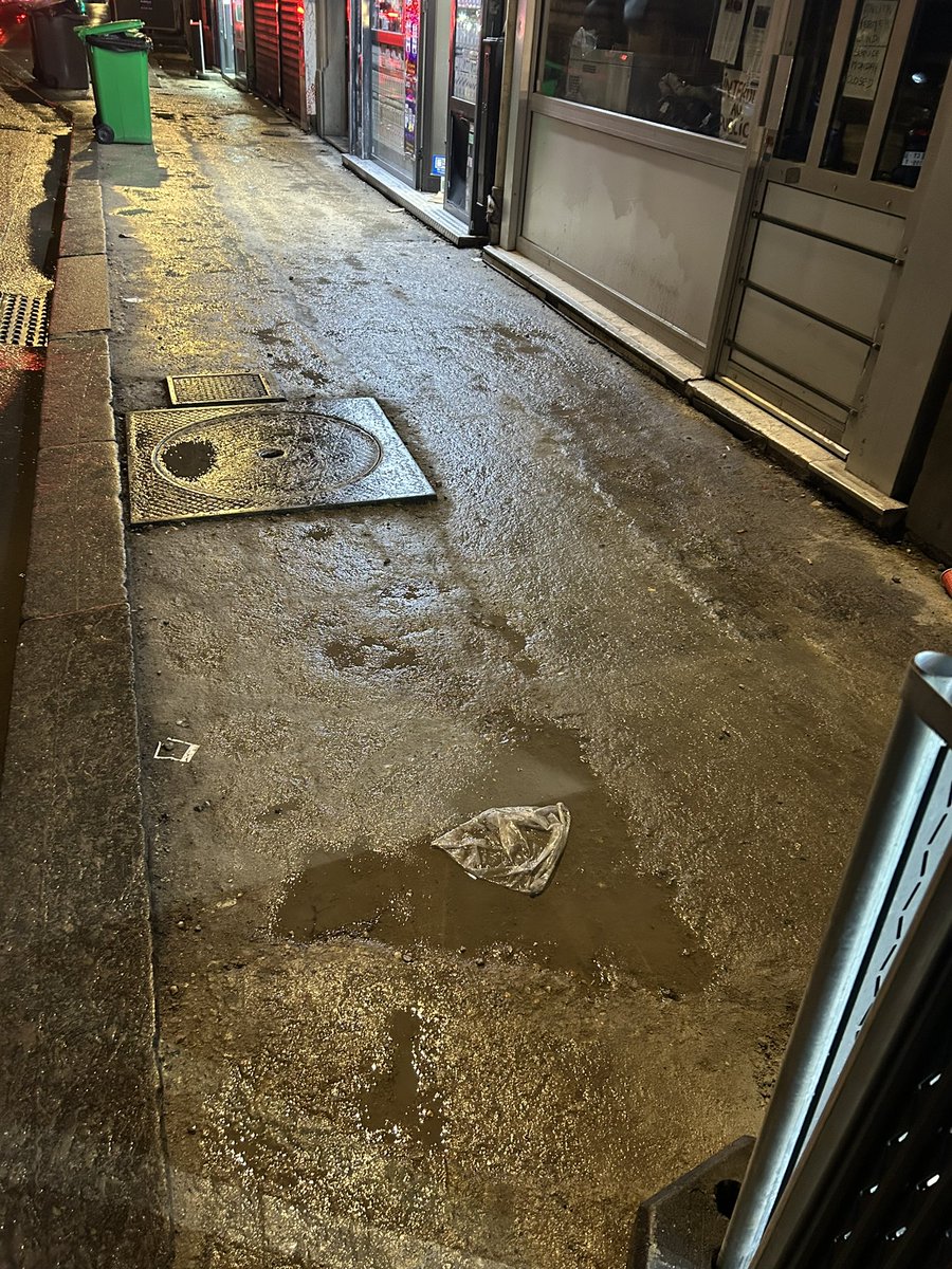 Après de mois de travaux, des mois d’attente, on est exaucés !

Il y a avait bien un souci : la zone abandonnée vient d’être cimentée.

Mais le souci est plus large car tout vient d’être débitumé dans la foulée !

Faire et défaire, c’est toujours travailler à #SaccageParis.