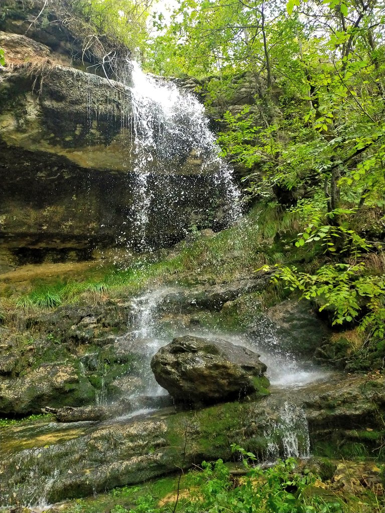 e13sirio's tweet photo. Existen varios txokos en #Álava donde la #Naturaleza se viste de roca y bosque por cuyas venas circula un elixir de vida.
El Barranco #Igoroin con su escultor #Musitu y sus tributarios son un homenaje al agua, y a la VIDA.
#TrasLasHuellasDeILO https://t.co/AJsxY8tuZm