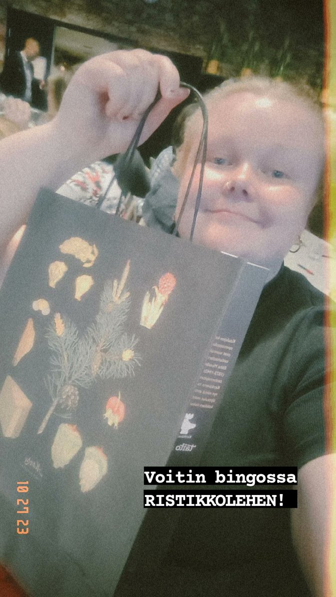 Kannatti herätä ja tästä tuli jo nyt elämäni paras <a href="/Keskustanuoret/">Keskustanuoret</a> liittokokous. 🍀

Voitin nimittäin bingossa <a href="/Kuopionkaupunki/">Kuopion kaupunki</a> RISTIKKOLEHEN!! 

Muorin ei tarvii lukea gradukirjaa paluumatkalla, vaan voin täyttää ristikoita! #keskustanuoret