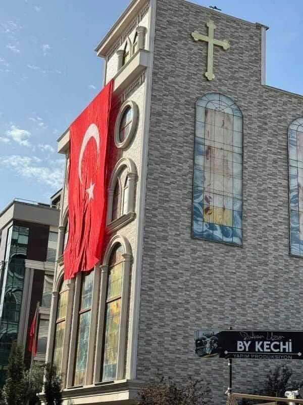 Kilise, Türk bayrağı asıyor; Diyanet camilere asamıyorsa; bu ülkenin hiçbir varlığını hak etmiyor!
