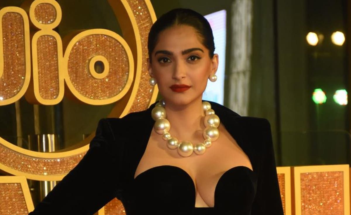 resultgyan01's tweet photo. Sonam Kapoor Grabs Eyeballs With Her Black Outfit 
https://t.co/AejIpKZk4n https://t.co/MMeb9GtdHz