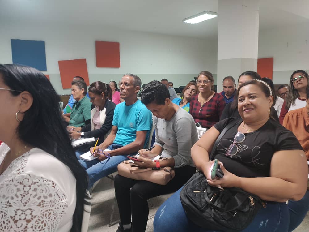 El CDCEARAGUA realizó encuentro Formativo con los coordinadores de Comunidades Educativas, Proyectos Productivos, Coordinadores de Desarrollo y protección estudiantil. 
#DialogoConvivenciaYPaz 
<a href="/NicolasMaduro/">Nicolás Maduro</a> 
<a href="/_LaAvanzadora/">Yelitze Santaella</a> 
@MPPEDUCACION 
@PiedadQuintana1 
<a href="/Soykarinacarpio/">Karina Carpio</a>