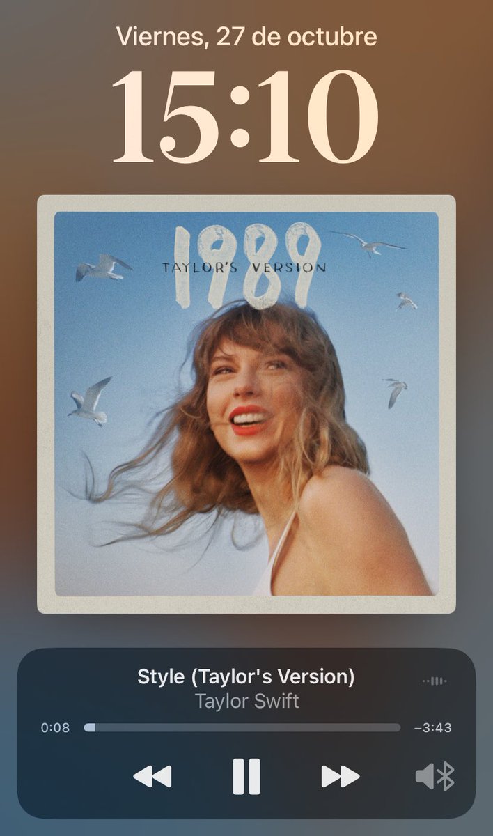 LeanChico's tweet photo. Subo al subte con una chica que lleva una mochila con pines de #1989TaylorsVersion y se baja en la misma estación que yo. Voy escuchando el lanzamiento en mi celu, suena su mejor tema pop #Style y leo noticia que @taylorswift13 se convirtió en billonaria. Tan Día Taylor que duele https://t.co/d7ki47y4tl