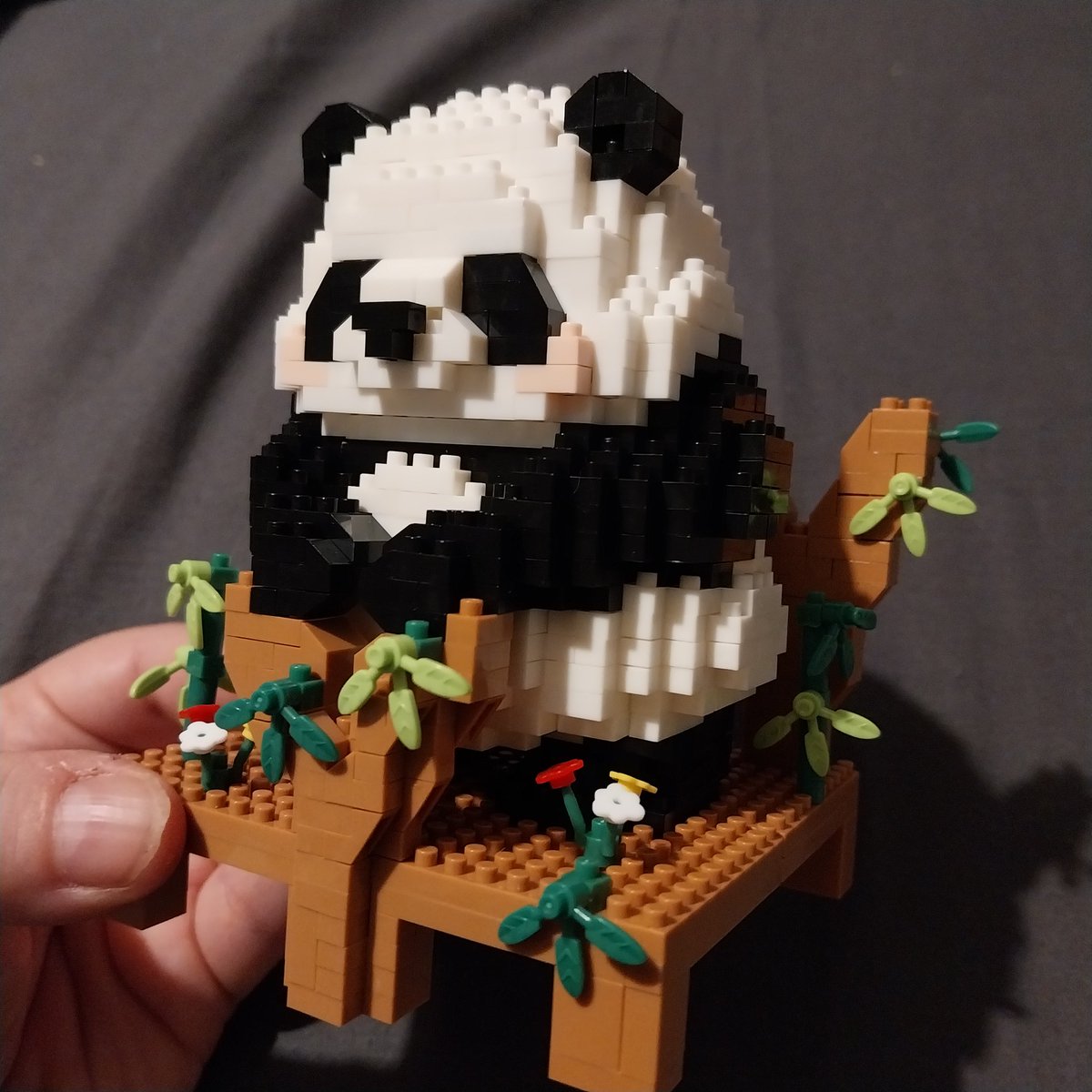 FanyhStey's tweet image. Je n'attendais pas grand chose de cette construction en mini-blocks...mais le résultat est plutôt sympa ! 
Plusieurs heures m'ont été nécessaires, et un mal au bout des doigts évidemment, pour venir à bout de ce petit panda.

#miniblock #miniblockcraft #panda #constructionblocks