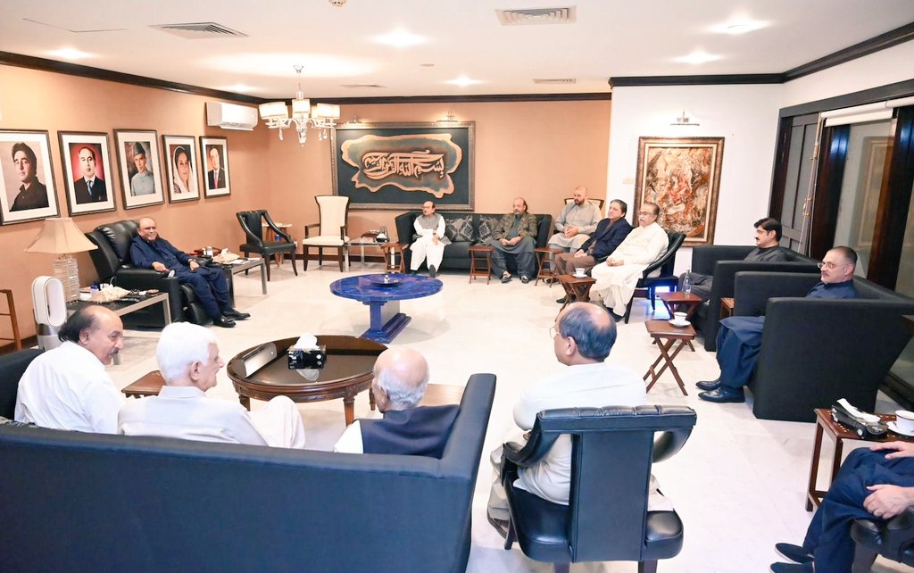 President Pakistan Peoples party @AAliZardari having meeting with PPP leaders in Bilawal House karachi. Along with @MBChandioPPP  @NisarKhuhro_SME   
@sharjeelinam @sherryrehman  @S_KhursheedShah  @MuradAliShahPPP
 @SyedNasirHShah
@SaeedGhani1  and others