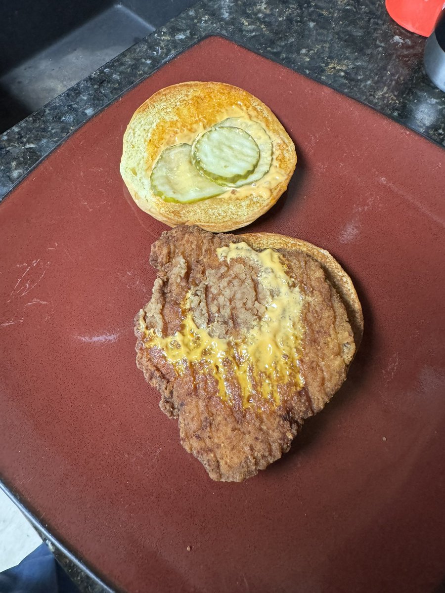 iamChrisParks's tweet photo. @McDonalds somebody forgot the “deluxe” part of my Delixe McCrispy.

And your app wouldn’t let me put in my curbside spot so I had to walk inside to pick up my curbside order. Lots of other issues with the experience but I have limited characters.. https://t.co/r6aRelDalP