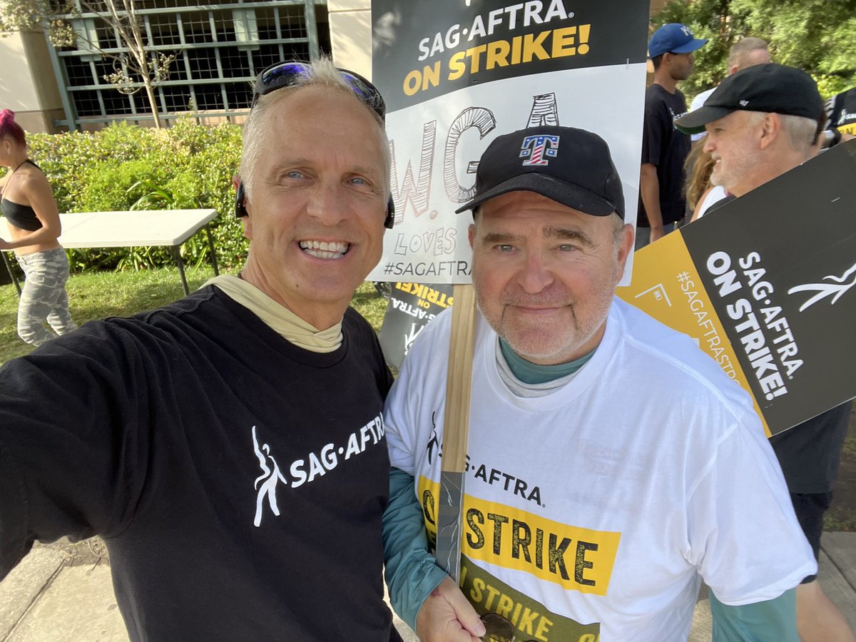 Haven’t seen my friend actor/writer @VinceMelocchi for awhile, but I got to on the line today…..#UnionStrong💪 @sagaftra