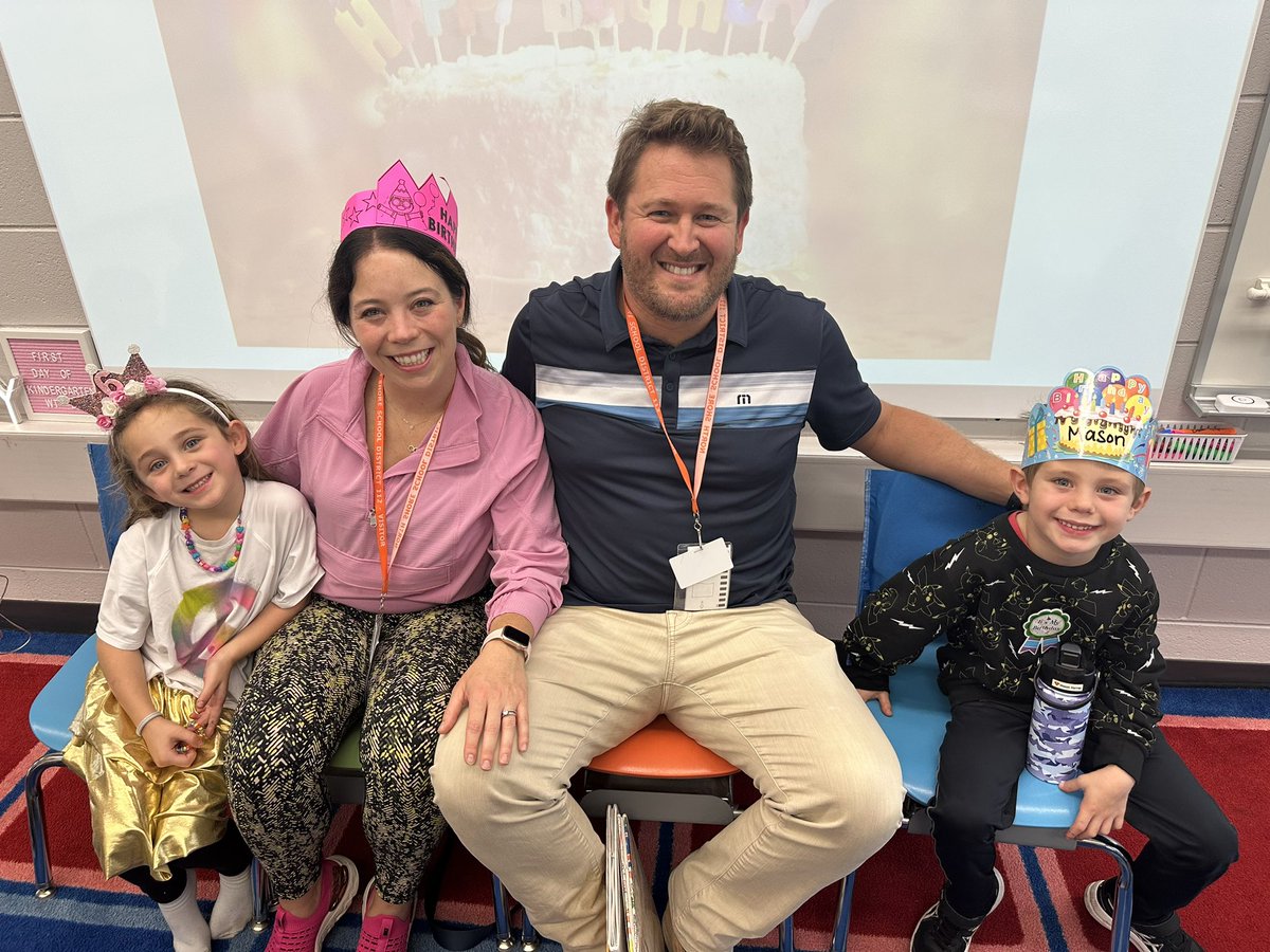 miss_dickman112's tweet photo. An extra special birthday celebration for these twins! Loved coming together with @MissZwirn 🎉 We are so lucky to have such an amazing parents at WT! #wt112 #112Leads https://t.co/DkA39PTujm