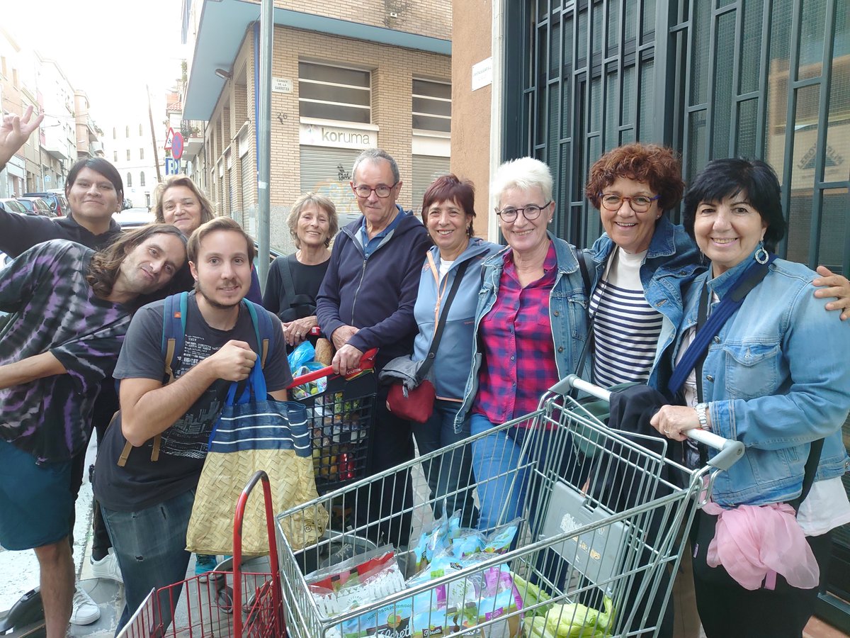 PAAliments's tweet photo. 🗣️Avui recollint #alimentsrecuperats dels #comerços i #forns del #Guinardo amb #gentbonica que no vol #malbarataraliments‼️ Demà A CUINAR-LOS i A MENJAR-LOS en el #tastaiarrelat d'@espigoladors amb @MercatDePages @Coordi_MdPages No t'ho perdis‼️ https://t.co/rZRVIrn4uK