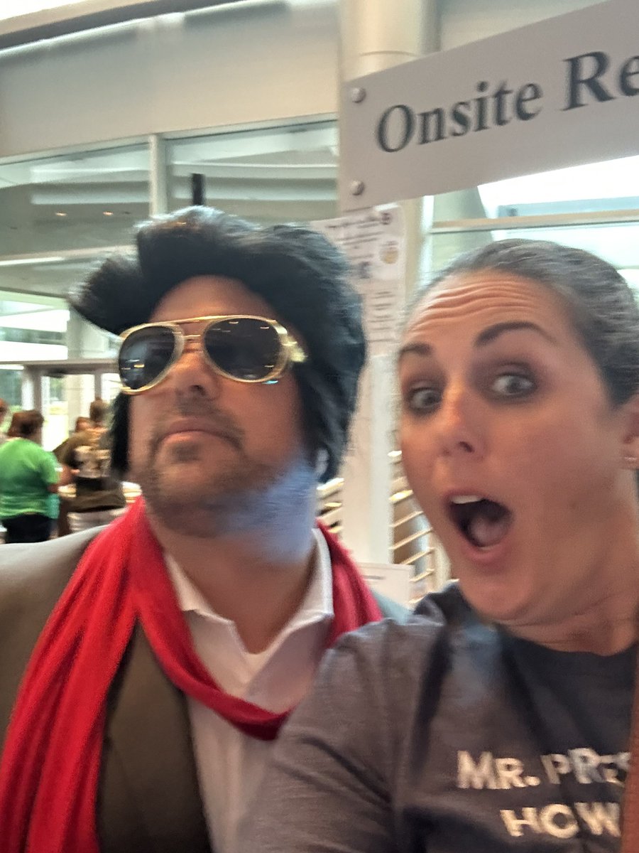 Omg I met the King at the casino!!! <a href="/SocialStudiesSS/">Social Studies School Service</a> Viva Las Houston 👑