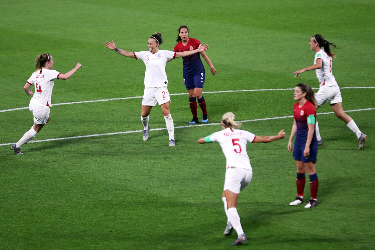 Lionesses's tweet photo. 🎂🎂 @LucyBronze 🎂🎂 https://t.co/hn7ifdnh58