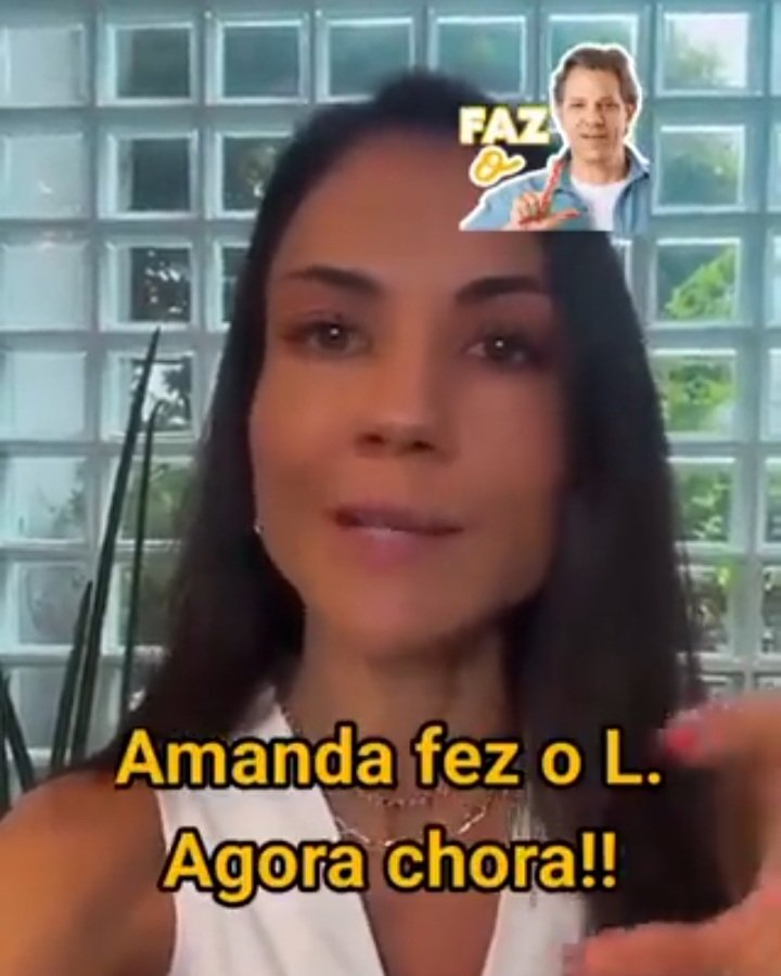 COISA .....

feia ........

A AMANDA ,
 vulgo a "Boca Aberta"
 está renegando o próprio "papai" 

------