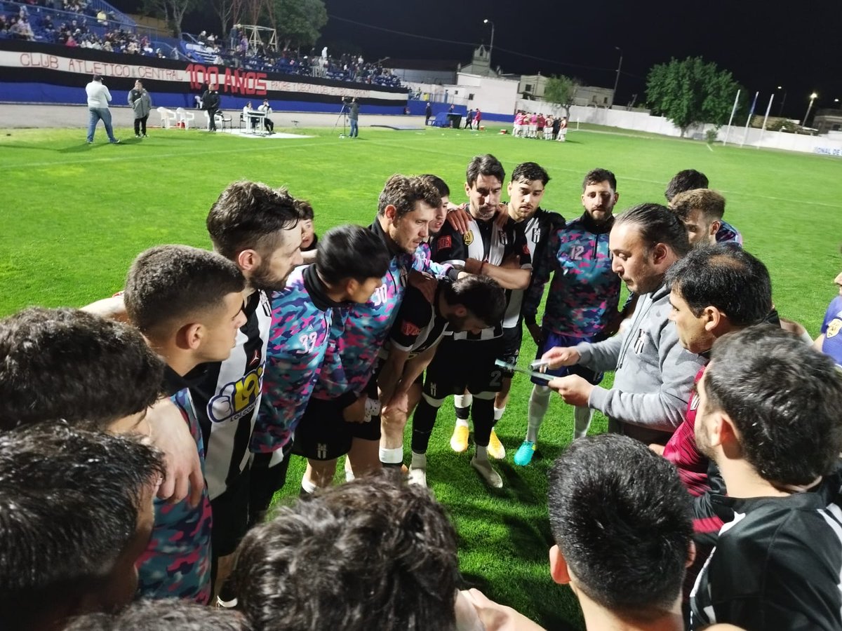 CACentral_OFI's tweet photo. 40 minutos con un hombre menos.
20 minutos con dos hombres menos.
Arco en 0 en 100 minutos jugados de partido.

Solo quedan palabras de orgullo hacia ustedes por sacar el pecho y demostrar que el fútbol del interior no tiene que ser olvidado. https://t.co/9SMhb31P2V