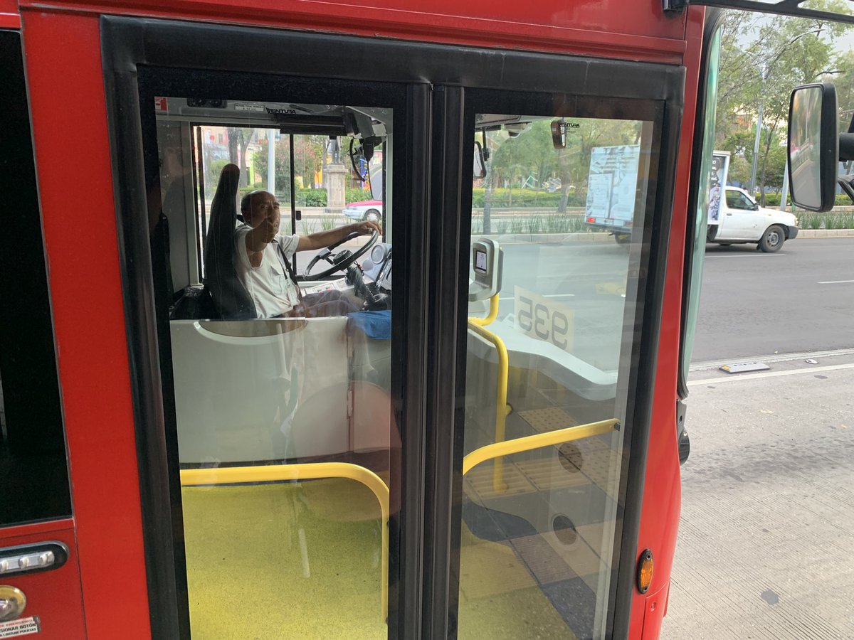 hglezmor's tweet photo. @MetrobusCDMX a pesar de estar vacío el metrobus de la linea 7 (935) el conductor no me ha permitido subir con mi carriola y además me ha hecho el gesto de disparo. Ha ocurrido en la Glorieta Violeta a las 17:05. Espero que tomen medidas, es inaceptable. https://t.co/7mIeFms3q5