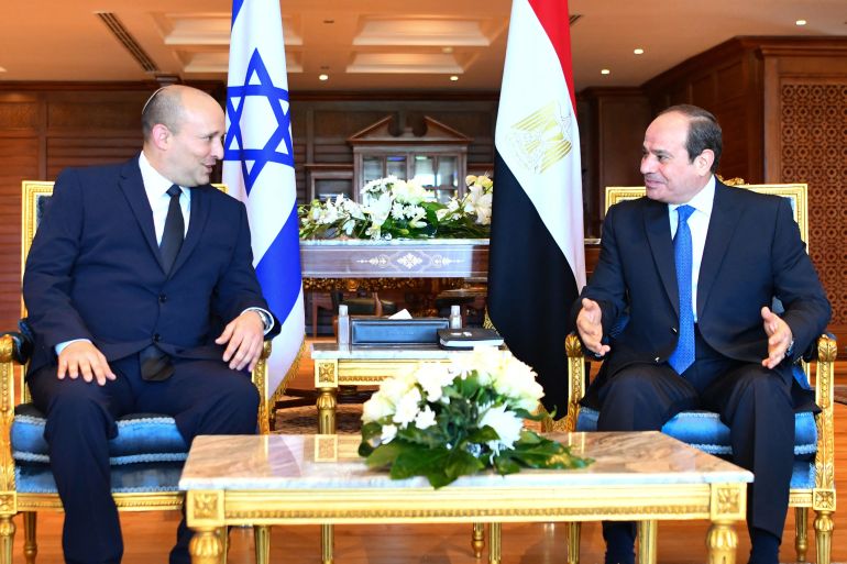 MonamBuras's tweet photo. حروب المدن لا تحسمها الطائرات ولا الصواريخ

بل يحسمها الحصار والاستنزاف وإجبار المتمترسين على الاستسلام

لذلك فإن المعركة في حقيقتها هي معركة لوجستيات وخطوط إمداد

من ذلك نستنتح أن #السيسي يلعب دورا محوريا غير منظور لدعم الجيش الاسرائيلي

الجيش المصري هو من يرجح كفة إسرائيل

#غزة https://t.co/vk9AVYruZK