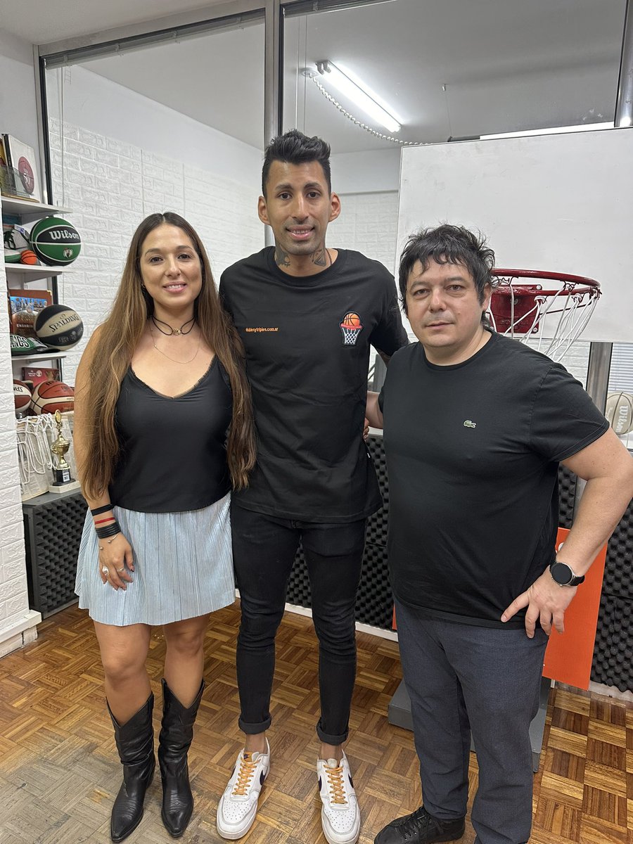 doblesytriples's tweet photo. ¡Muchas gracias Ariel Ramos por la entrevista para @doblesytriples en @ucubasquet!
🎙️📱: @macarenalou16 y @adaniyasebas
👚🧢: @YPFGasAkitom y #crearindumentaria
#ArielRamos #ucubasquet #UCUWeb #UCUPlay #LigaNacional @LigaNacional @ObrasBasket #LaLiga3x3 https://t.co/1CAaINgIYF