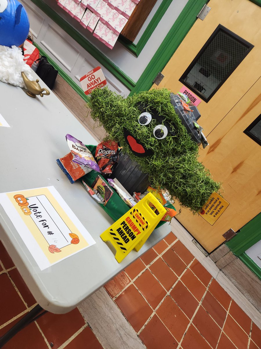 NewUtrechtHS's tweet photo. Our annual pumpkin contest is in full swing.   Voting ends Monday. #utelife https://t.co/OgAJJqAEYY
