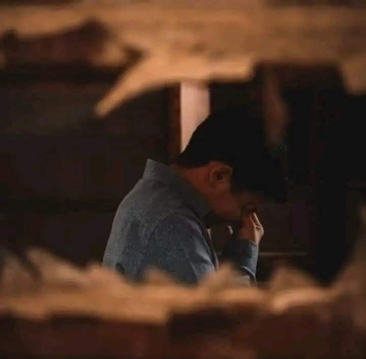 أعودُ مُتعبُ العينين ، مِن رُؤيةِ الدُّنيا التي لا تتغير!

 آهٍ لو كانت الدُّنيا أخف.!