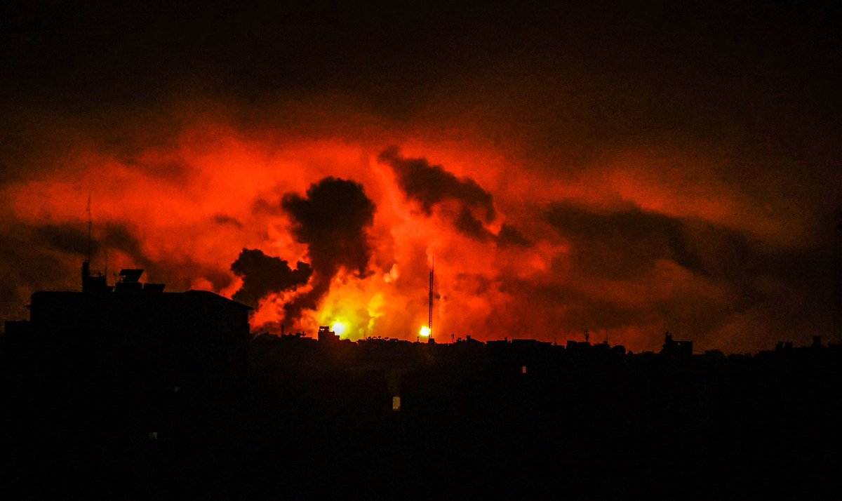 alijadallah66's tweet photo. Smoke and explosions caused by Israeli bombardment in Gaza City , Saturday, Oct. 28, 2023. (Anadolu Ajansı - 📷Ali Jadallah) #GazaUnderAttack https://t.co/2sndDaopDS