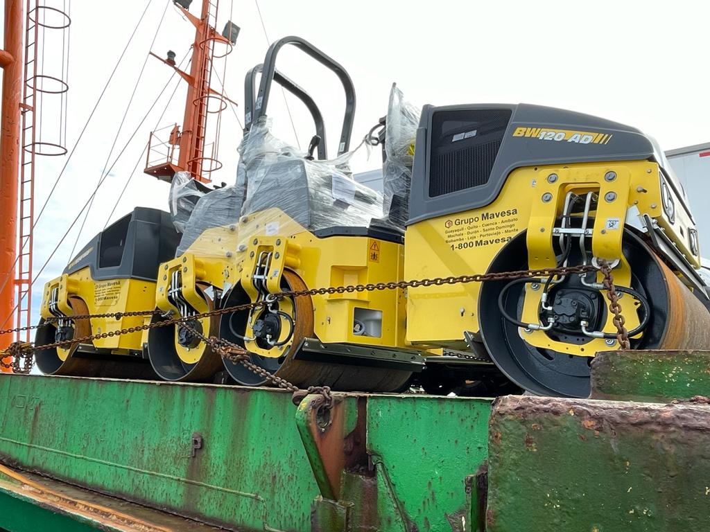 CGGalapagos's tweet photo. #NosPreparamos | En el marco de las estrategias para mitigar el impacto del Fenómeno del Niño:
🔵 Adquirimos un mini rodillo y una retro excavadora.
🔵 Estos equipos se utilizarán para llevar a cabo labores de limpieza en cañadas, cunetas, alcantarillas y canales de desagüe. https://t.co/LtTwmD47X2