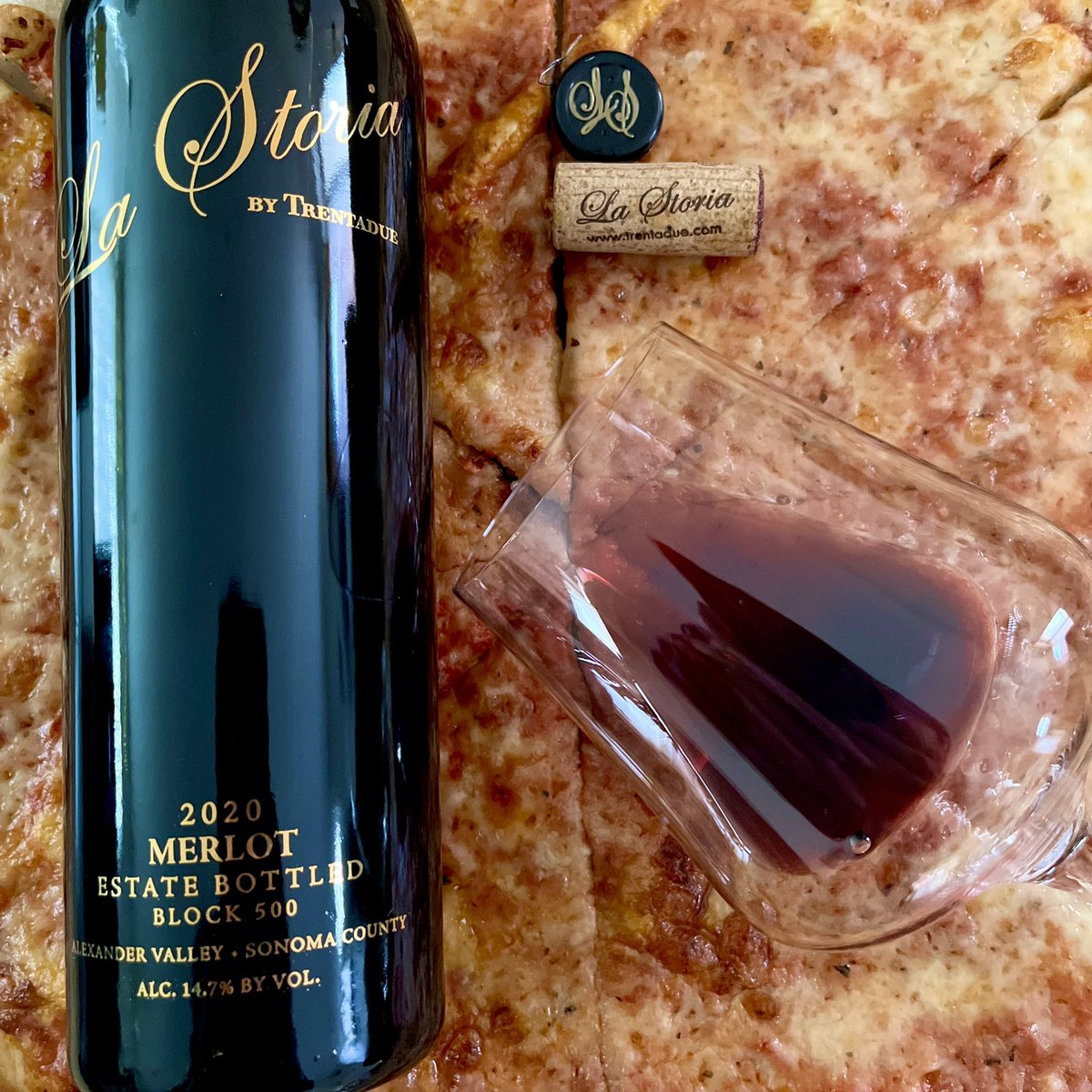_drazzari's tweet photo. Getting into #PizzaFriday with a merlot by @TrentadueWinery in Alexander Valley. There is a nose of black cherry, tobacco and cocoa powder with flavors of black plum, mocha and violets. Heading to the end of #merlotmonth #merlotme. @boozychef @JAndrewFlorezII @rr_pirate @AskRobY https://t.co/1R0pIuvJMu