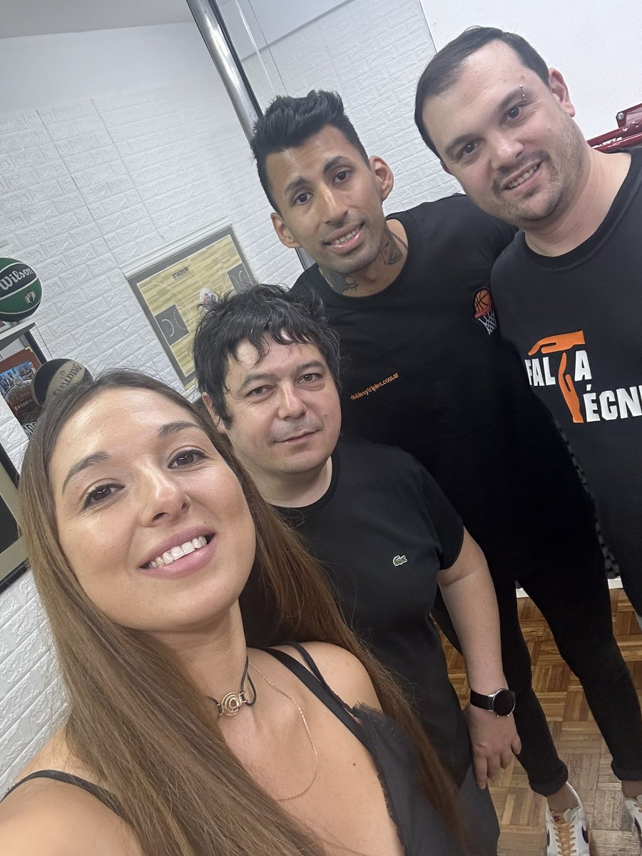 doblesytriples's tweet photo. ¡Muchas gracias Ariel Ramos por la entrevista para @doblesytriples en @ucubasquet!
🎙️📱: @macarenalou16 y @adaniyasebas
🎥🎙️: @isonpatoco y @leomargo
#ArielRamos #ucubasquet #UCUWeb #UCUPlay #LigaNacional @LigaNacional @ObrasBasket #LaLiga3x3 https://t.co/iXj1hNF9EF