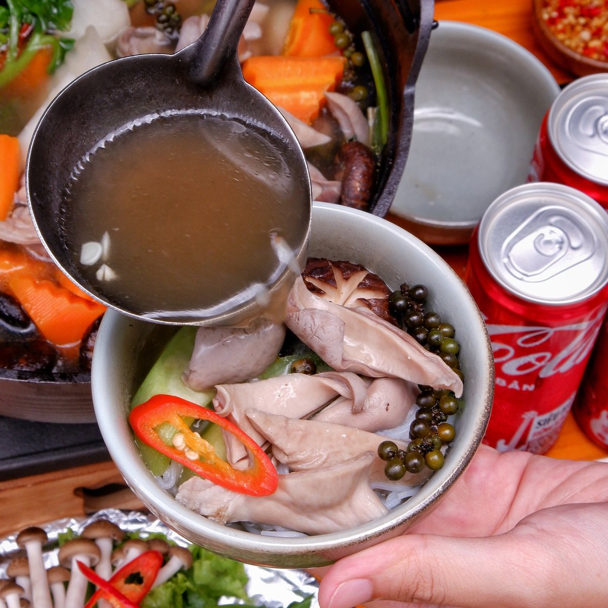 onnaYuki4's tweet photo. ĐỘC NHẤT VÔ NHỊ - DẠ DÀY OM TIÊU CHỈ 265K
Mưa mưa lành lạnh làm nồi “Dạ Dày Om Tiêu” nóng hổi thơm phưng phức là nhức cái nách😆😆😆
Với giá chỉ #265k/set mà được nguyên nồi dạ dày đầy ú ụ luôn nha, đi kèm sẵn là bún và một mẹt rau nhúng!! Nước lẩu om sẽ kiểu ngọt thanh, thơm mùi tiêu cực kì, đun lâu 1 chút nước om sẽ keo lại sền sệt thấm vị hơn. Dạ dày làm sạch không bị hoi, ăn dai giòn sừn sựt chấm mắm tỏi ớt bao phê. Hay làm bát bún xì xụp nữa là chuẩn chỉ😍😍😍
👉MaYa BBQ - 41 Lưu Quang Vũ , Cầu Giấy, Hà Nội
👉 Zamba Extra BBQ - 33 Đông Các, Đống Đa, Hà Nội